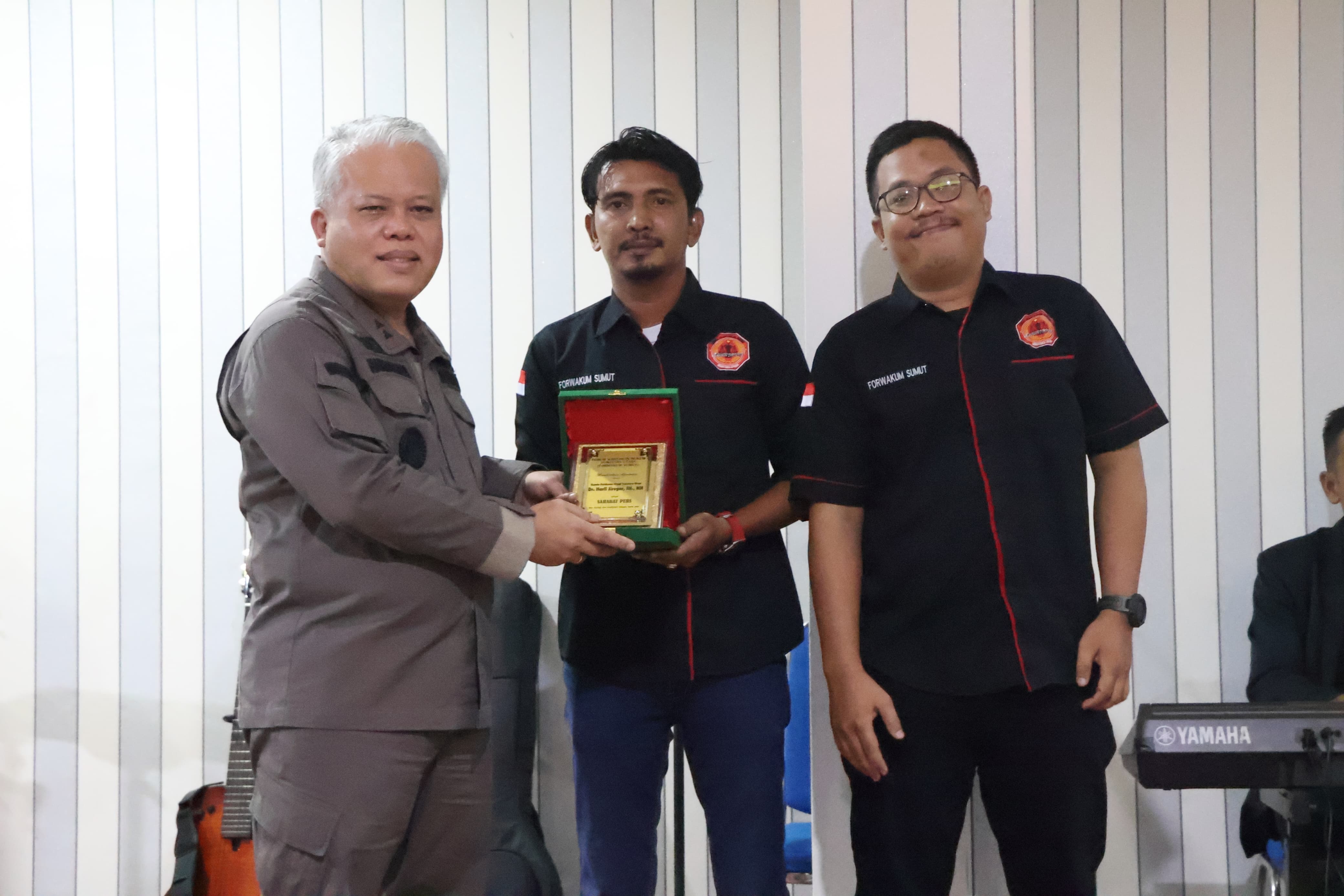 BERIKAN: Ketua Forwakum Aris Rinaldi Nasution, memberikan plakat ke Kajati Sumut Harli Siregar, Kamis (31/7/2025) malam.
