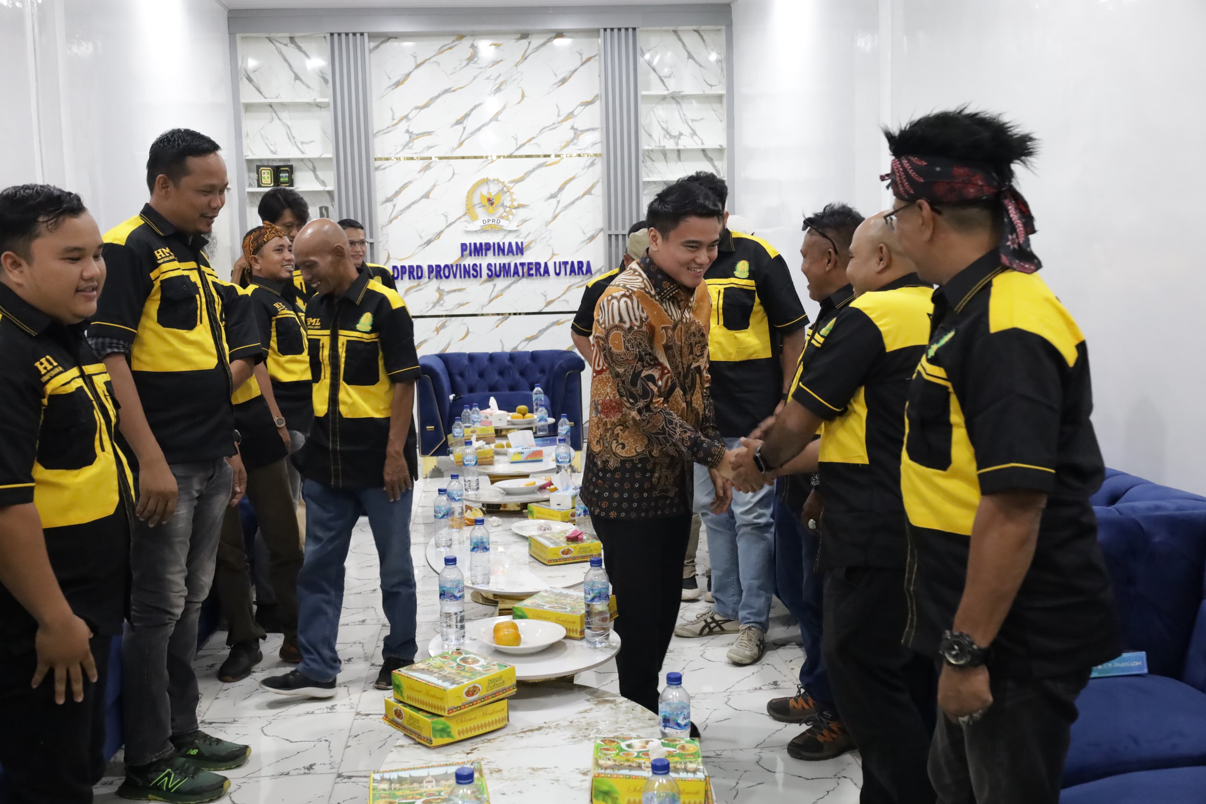 Wakil Ketua DPRD Sumut, Ricky Anthony saat menyalami insan pers yang tergabung dalam HML.