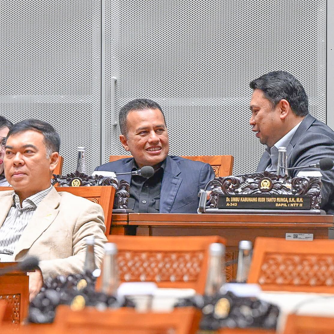 Anggota DPR-RI Musa Rajekshah saat berbincang dengan anggota DPR RI lainnya.