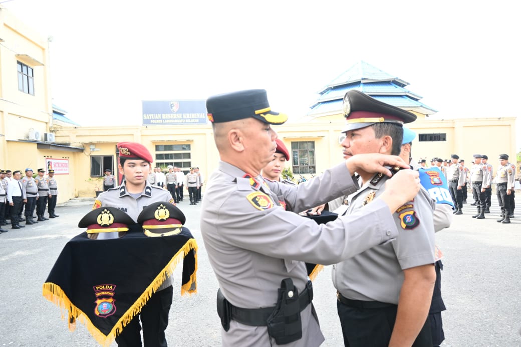 Wakapolres Labuhanbatu Selatan, Kompol Ramsen Samosir, S.H., M.H. menyematkan tanda pangkat kepada persole yang naik pangkat.