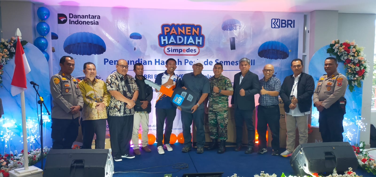 SIMBOLIS: Wakil Bupati Dairi, Wahyu Daniel Sagala didampingi Pjs Pinca BRI BO Sidikalang, Sopan Sopian Sihaloho menyerahkan kunci mobil secara simbolis pada undian panen hadiah Simpedes semester II.