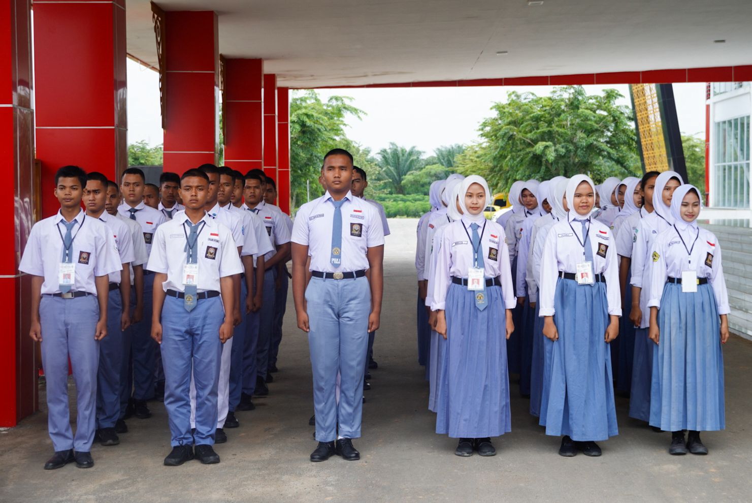 LATIHAN: Para Calon Paskibraka Batubara Tahun 2025 saat latihan berbaris, Jumat (01/08/2025). (Dok: Liberti H Haloho/Sumut Pos)