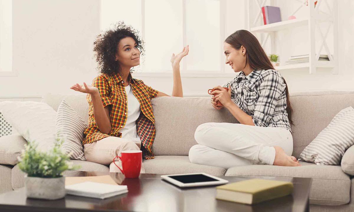 ILUSTRASI:  berbagi cerita pribadi saat merasa dekat dengan seseorang.