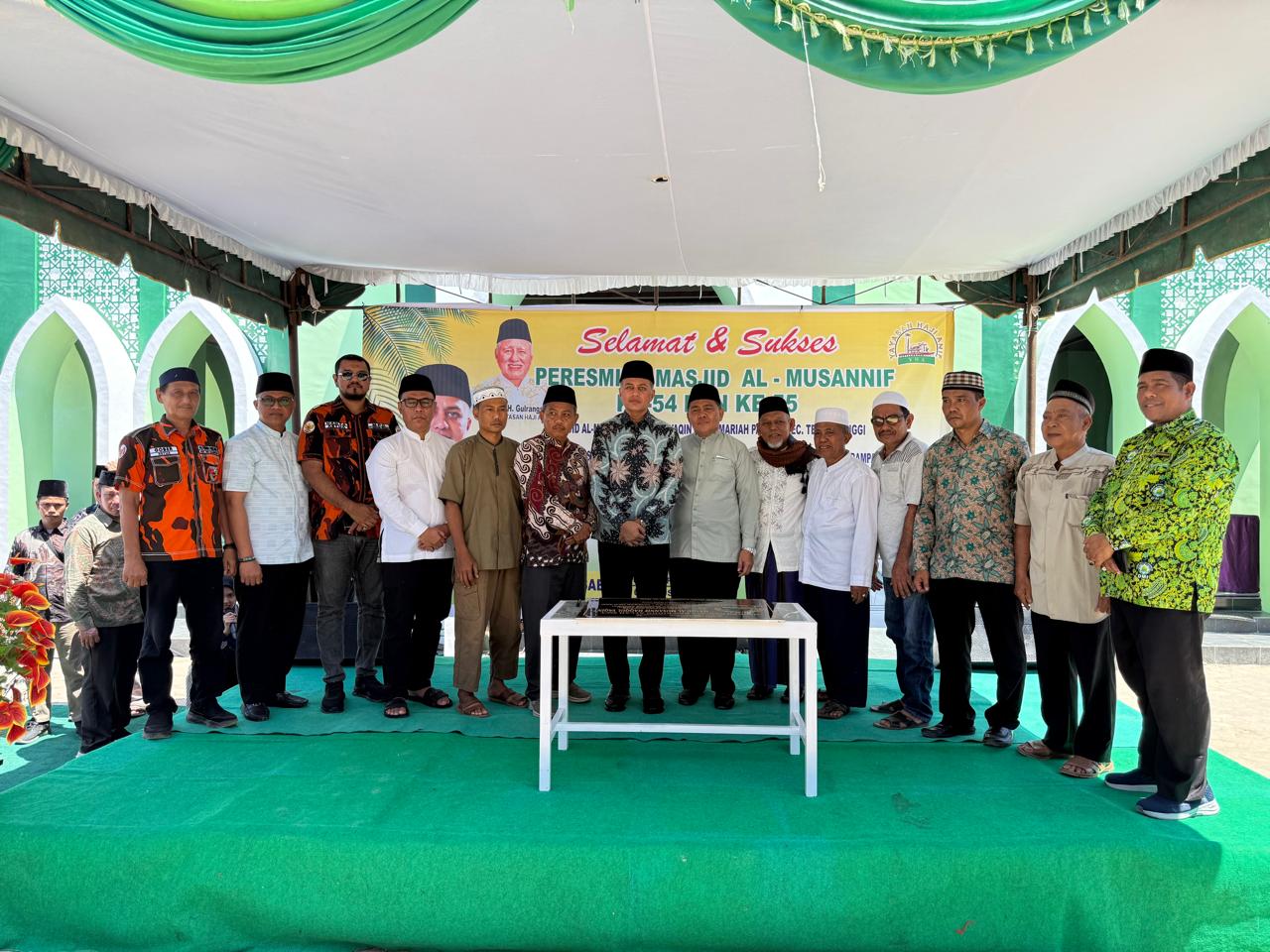 BERSAMA: Ketua Yayasan Haji Anif Musa Rajekshah  diabadikan bersama pemuka agama, tokoh masyarakat dan DPRD Sumut dan anggota DPRD Sergai saat resmikan masjid ke-54 dan 55 di Sergai.