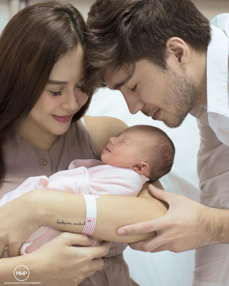 Erika Carlina.memperlihatkan buah hatinya.