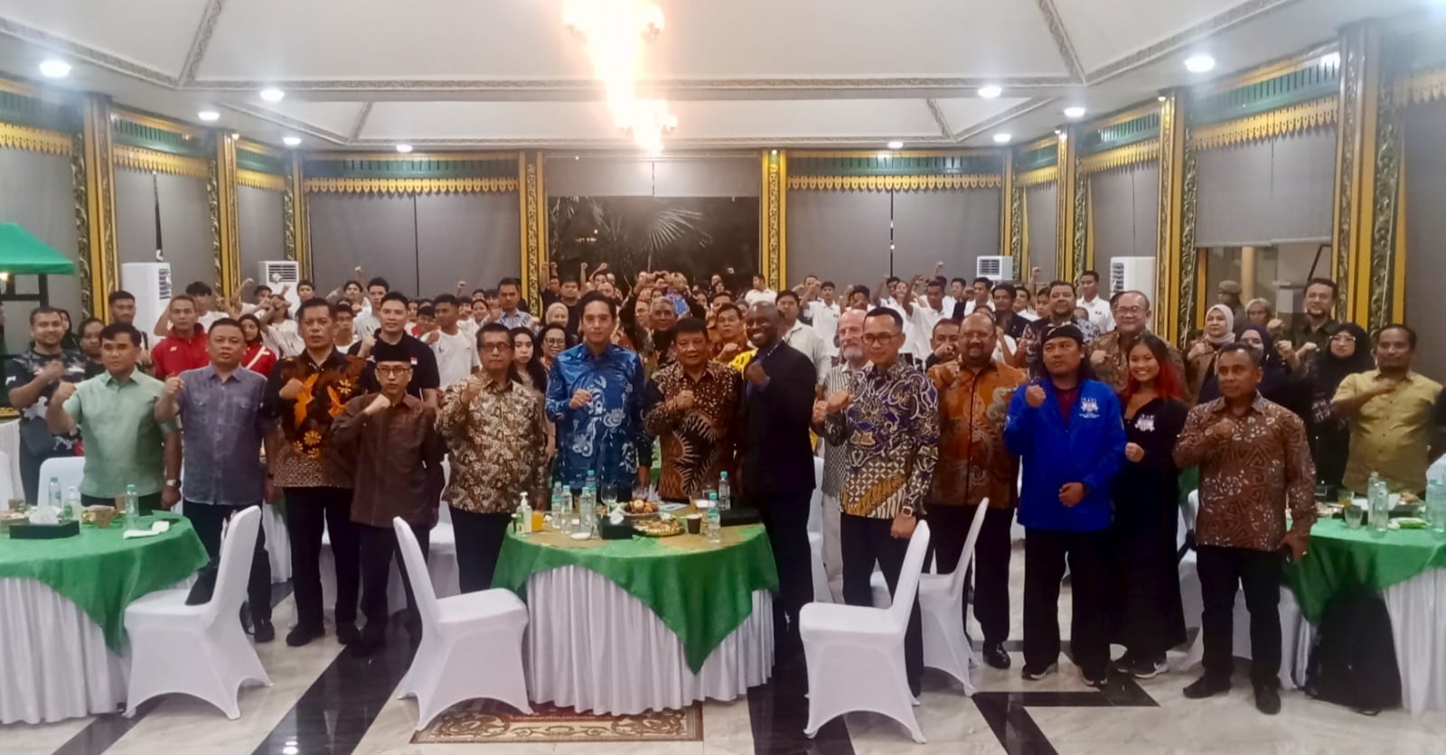 PENCAK SILAT: Rico Tri Putra Bayu Waas menjamu makan malam pesilat 3rd International Indonesian Pencak Silat Open Championship 2025 di Pendopo Rumah Dinas Wali Kota Medan, Minggu(3/8) malam.