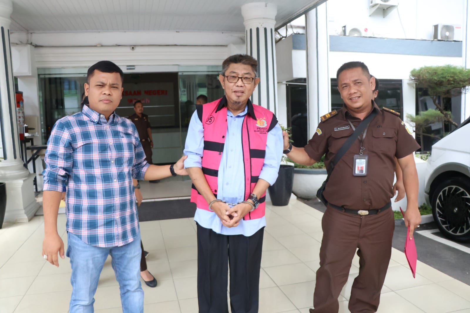 Eks Dirut RSUP HAM Medan, Bambang Prabowo saat proses pelimpahan tahap dua di kejaksaan.