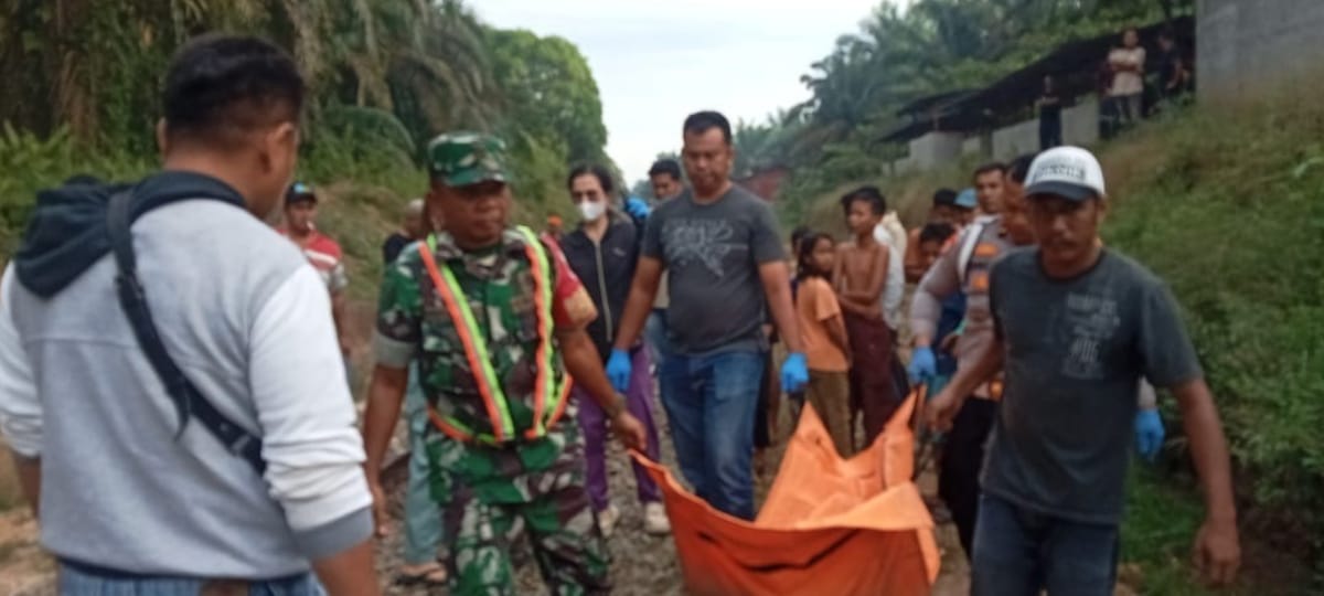 EVAKUASI: Petugas dan warga mengevakuasi jasad korban dari lokasi.