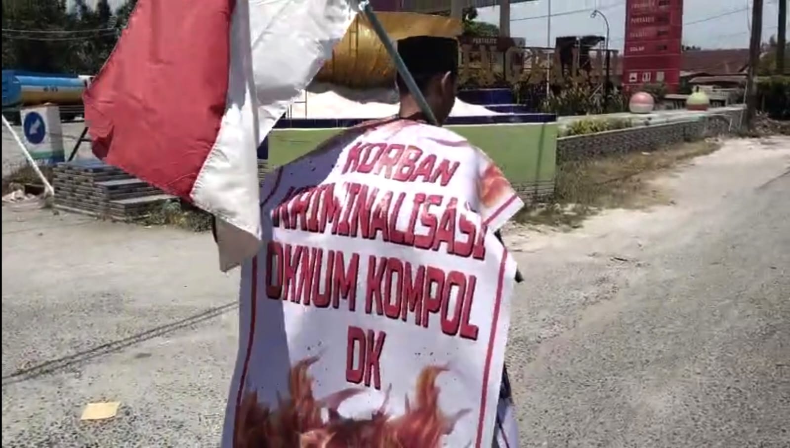 Korban dugaan kriminalisasi, Mahmudin alias Kacak Alonso memulai aksi jalan kaki menuju Mabes Polri, Sabtu (2/8).