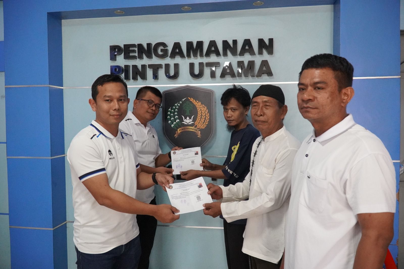 Dua narapidana Rutan Medan, yang menerima amnesti dari Presiden.