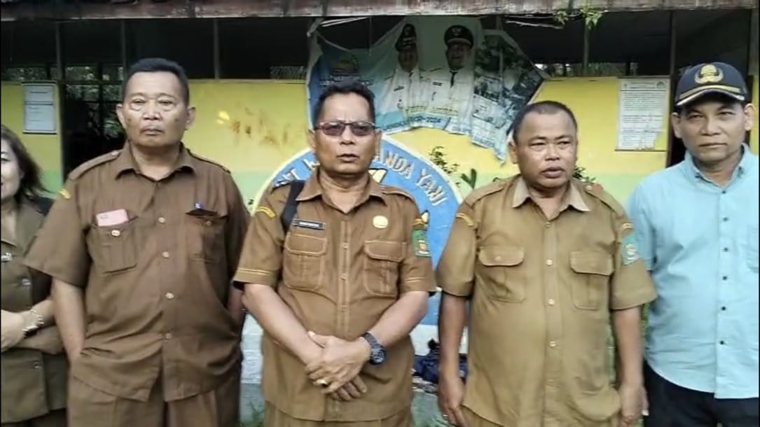 Plt Kadisdik Langkat, Gembira Ginting (pakai kacamata, tengah) saat melihat SDN 050655 Lau Damak di Bahorok yang kedapatan simpan mesin judi.