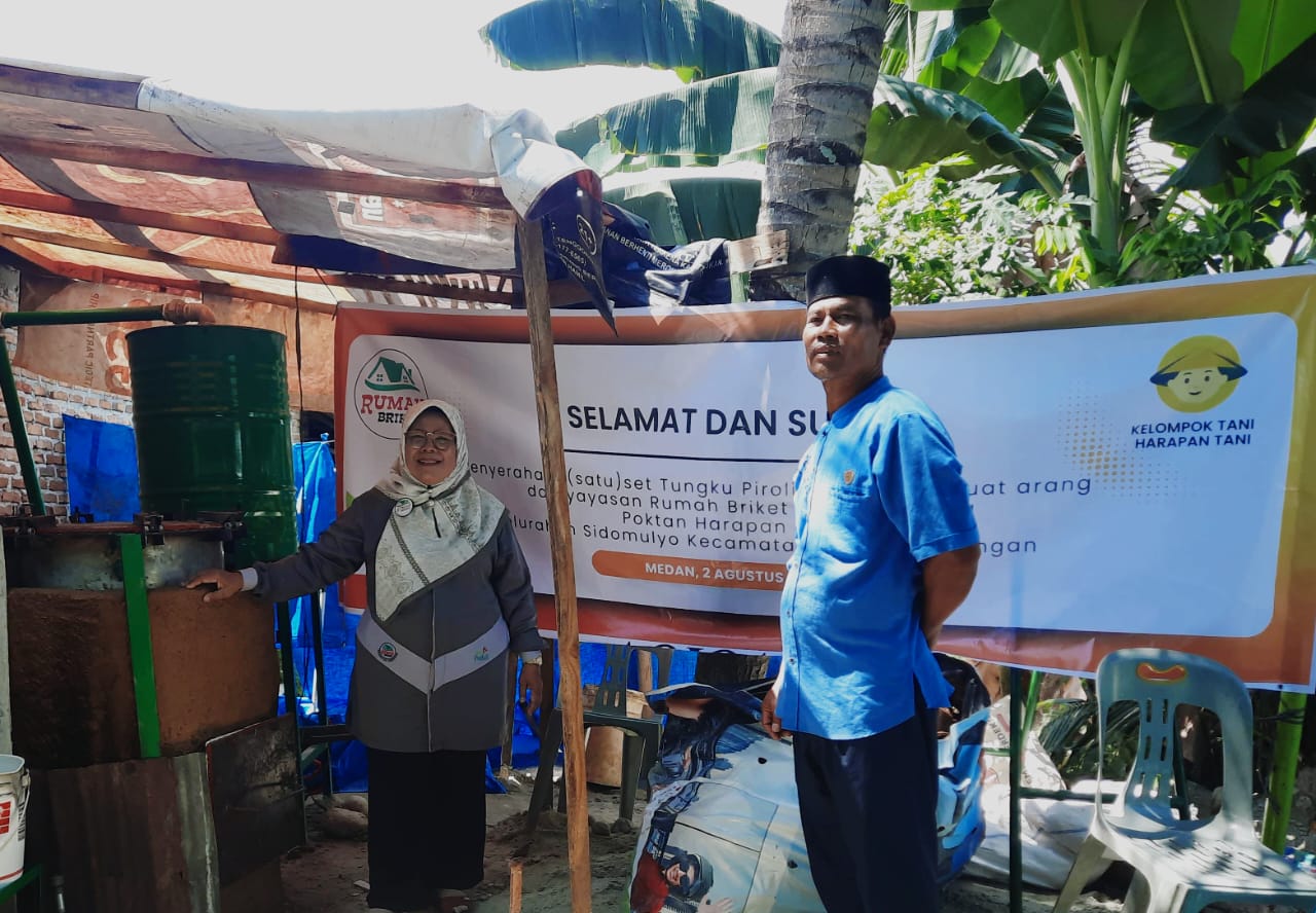 PENYERAHAN ALAT: Ir Rena Arifah Simbolon MSi (kiri) saat menyerahkan satu set tungku pirolisis di Medan Tuntungan, Sabtu (2/8).