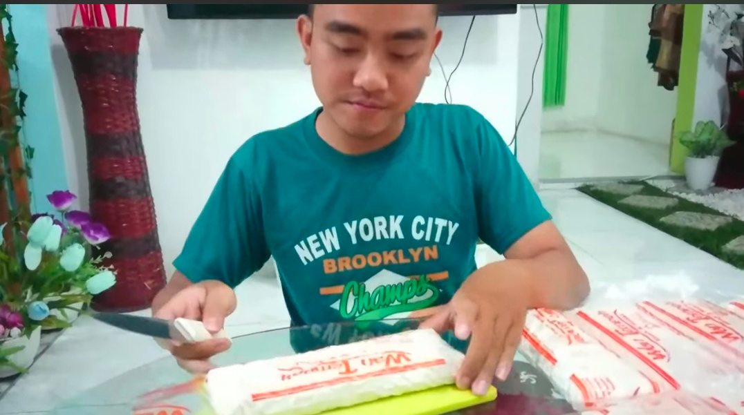Konten kreator @ Wam Tempeh memperlihatkan cara membuat tempe.  (YouTube&nbsp;Wam&nbsp;Tempeh)