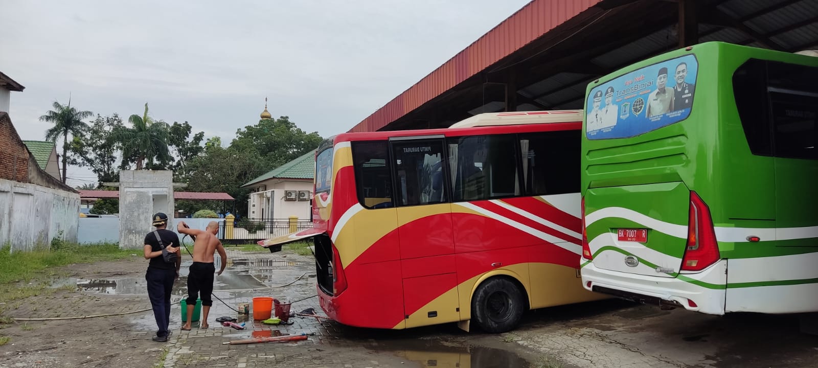 Bus Trans Binjai sedang dicuci petugas yang jarang terlihat mengaspal, tapi menjadi temuan auditor realisasi belanja BBM.