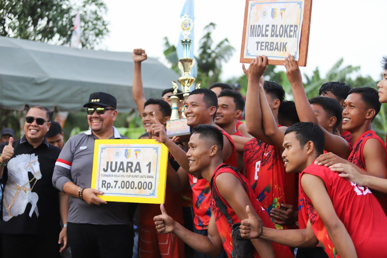 Bupati Batubara H  Baharuddin Siagian, SH, M.Si bersama  Wakil Bupati  Syafrizal, SE, M.AP  foto bersama usai serahkan piala Turnamen Bola Voli Ikatan Pemuda Karya (IPK) Semi Open.