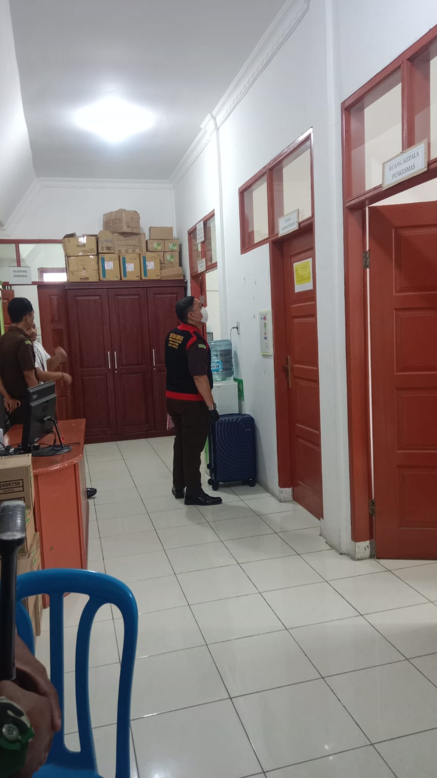 GELEDAH: Tim kejaksaan Kejari Pematangsiantar melakukan penggeledahan di Puskesmas Kahean, terkait dugaan pemotongan hak pegawai.