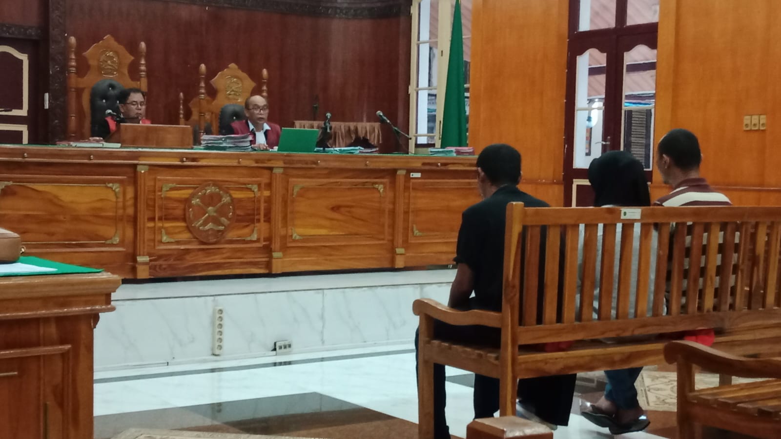Tiga terdakwa penganiaya jukir hingga tewas, saat menjalani sidang di PN Medan.