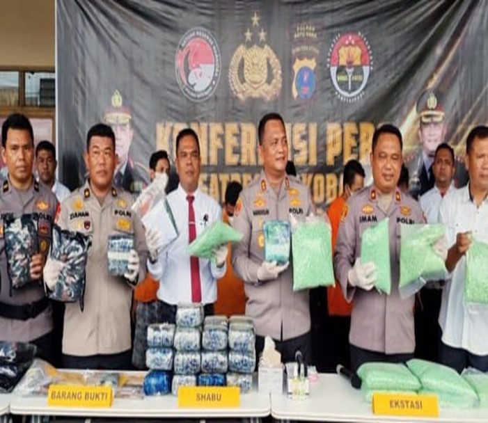 Kapolres Batubara AKBP  AKBP Doly Nelson Nainggolan  didampingi  Kasat Narkoba  AKP. Ramses P. Panjaitan  S.H saat temu pers, Senin (4/8/2025).