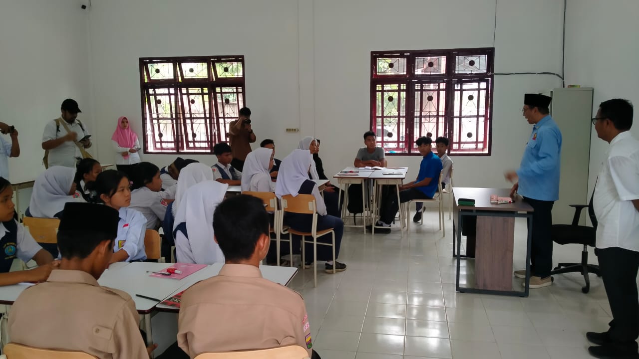 KUNJUNGI: Anggota DPR RI Komisi VIII Partai Gerindra, Muhammad Husni melakukan kunjungan ke SR di UINSU Tebingtinggi didampingi Dirjen Linjamsos dan Kepala Sekolah SR.