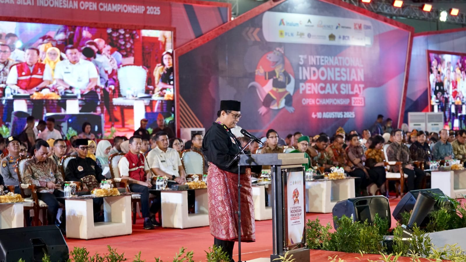LAPORAN: Ketua Panitia 3rd International Indonesian Pencak Silat Open Championship 2025 Dr dr H Johny Marpaung MKedOG SpOG Subsp-KFM menyampaikan laporan panitia di Gedung Serbaguna Pemprovsu