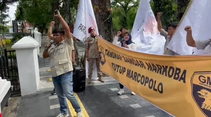 ORASI: Anggota DPRD Binjai, Ronggur Raja Doli Simorangkir saat melakukan orasi di depan rumah dinas Kapolda Sumut, Senin (4/8).
