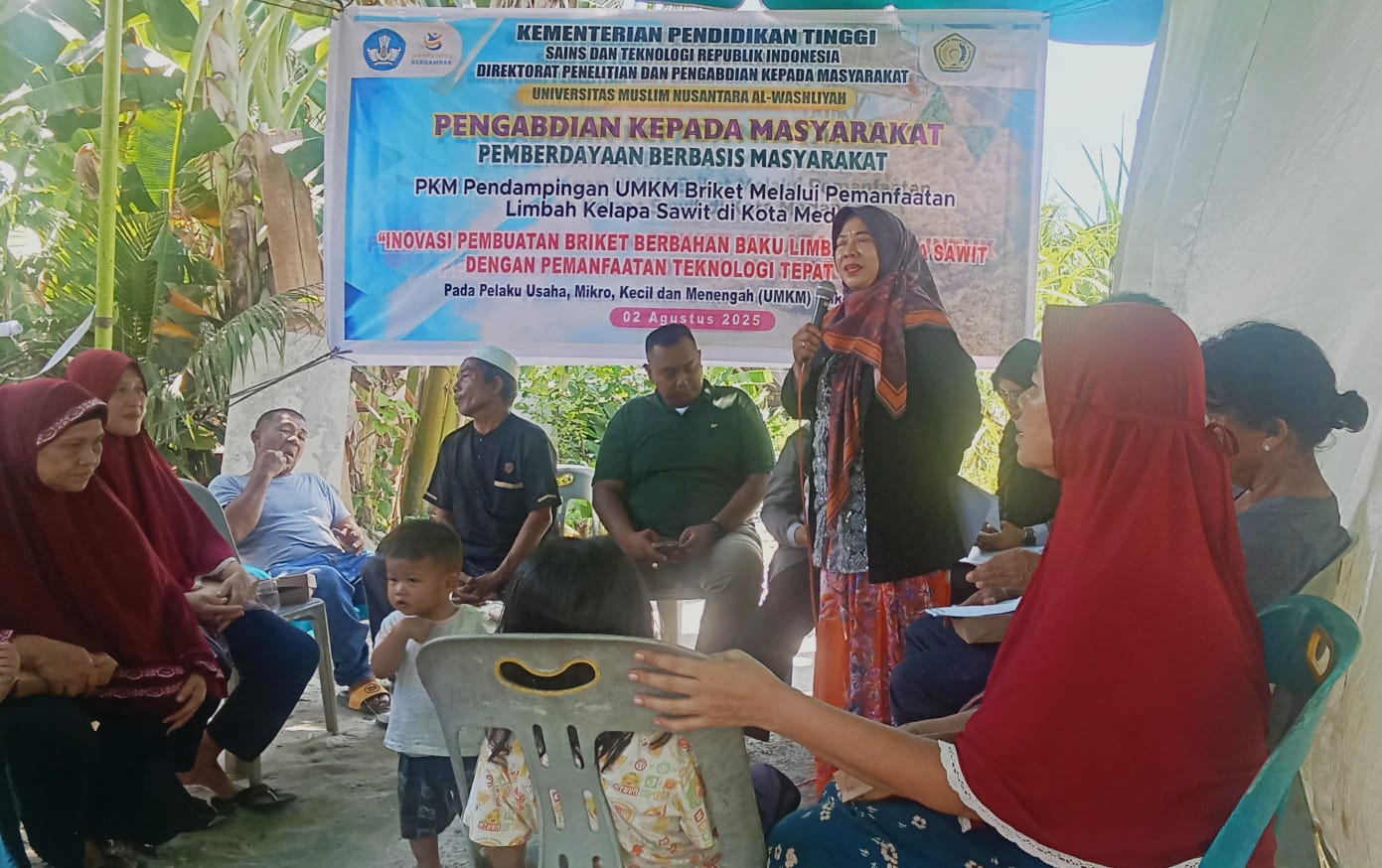 PENGABDIAN: Dr Leni Handayani MSi pada PKM Pendampingan UMKM Briket melalui pemanfaatan limbah kelapa sawit di Kelurahan Sidomulyo.