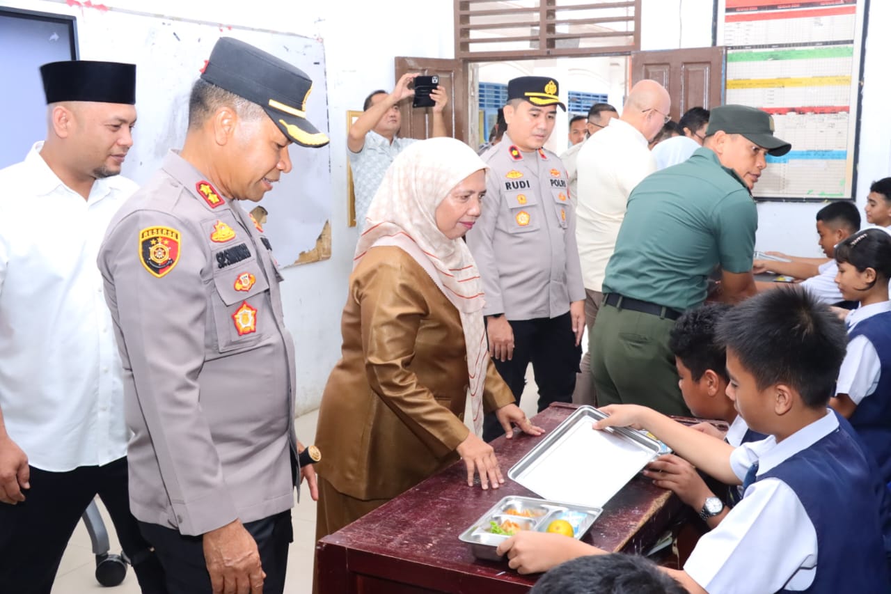 TINJAU: Kapolres Tebingtinggi AKBP Simon Paulus didampingi Ketua DPRD Sakti Khaddafi Nasution dan beberapa anggota DPRD lainnya meninjau pelaksanaan MBG di SMP Negeri 1 Kota Tebingtinggi.