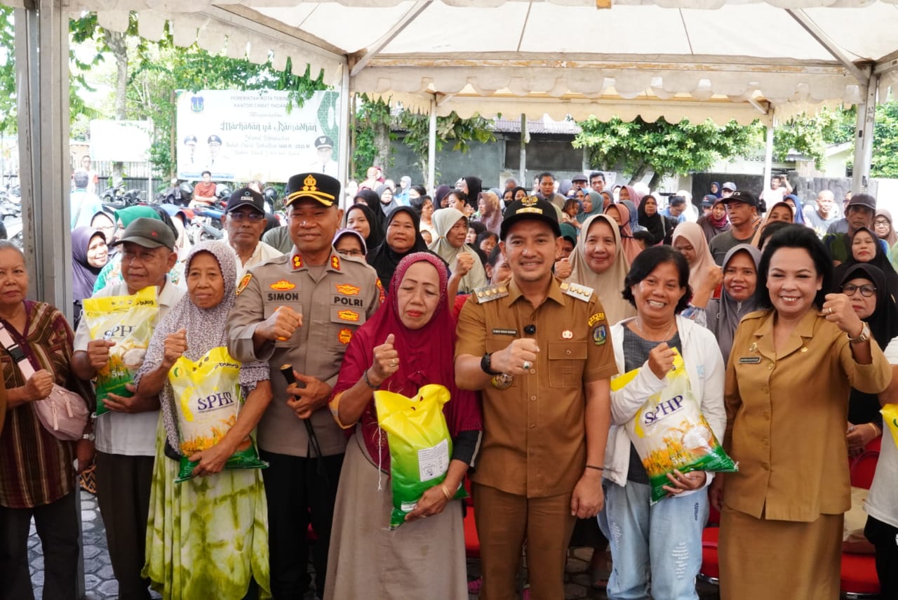 TINJAU: Wali Kota Tebingtinggi Iman Irdian Saragih didampingi Kapolres Tebingtinggi AKBP Simon Paulus Sinulingga meninjau GPM di Kecamatan Padang Hulu.