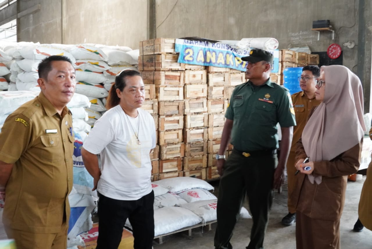 TINJAU: Satuan Tugas (Satgas) Ketahanan Pangan Kota Tebingtinggi melakukan peninjauan ke beberapa pasar, kilang padi dan toko grosir sembako di wilayah Kota Tebingtinggi.