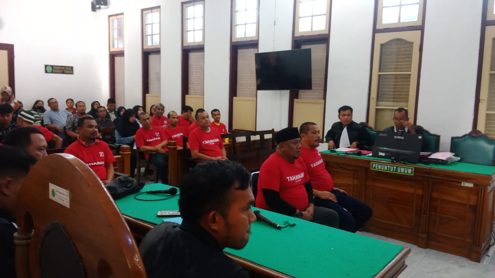 Keampat debt collector terdakwa kasus pencurian dan perampasan, menjalani sidang dakwaan, Rabu (6/8)