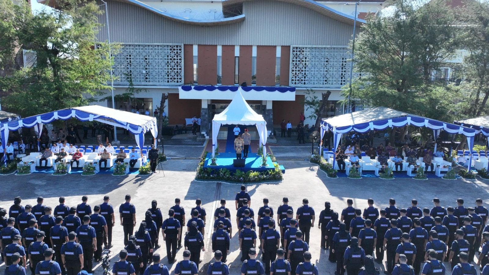 KUKUHKAN: Ratusan peserta mengikuti upacara pengukuhan Satuan Tugas (Satgas) Patroli Imigrasi di wilayah Bali, Selasa (5/8/2025). (Dok: Imigrasi)
