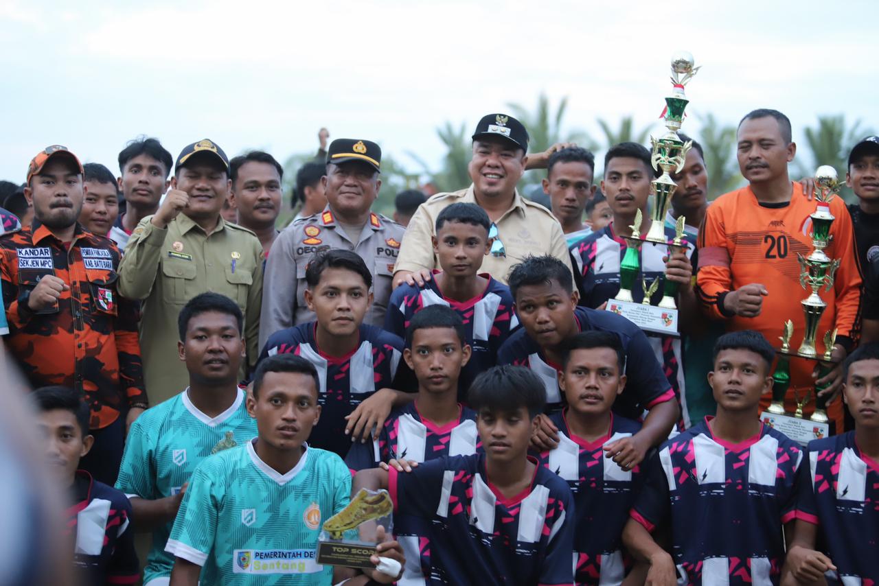 BERSAMA: Wakil Bupati Batubara Syafrizal, SE, M.AP  diabadikan bersama para juara turnamen Sepakbola Pemuda Pancasila, Selasa (05/08/2025).
