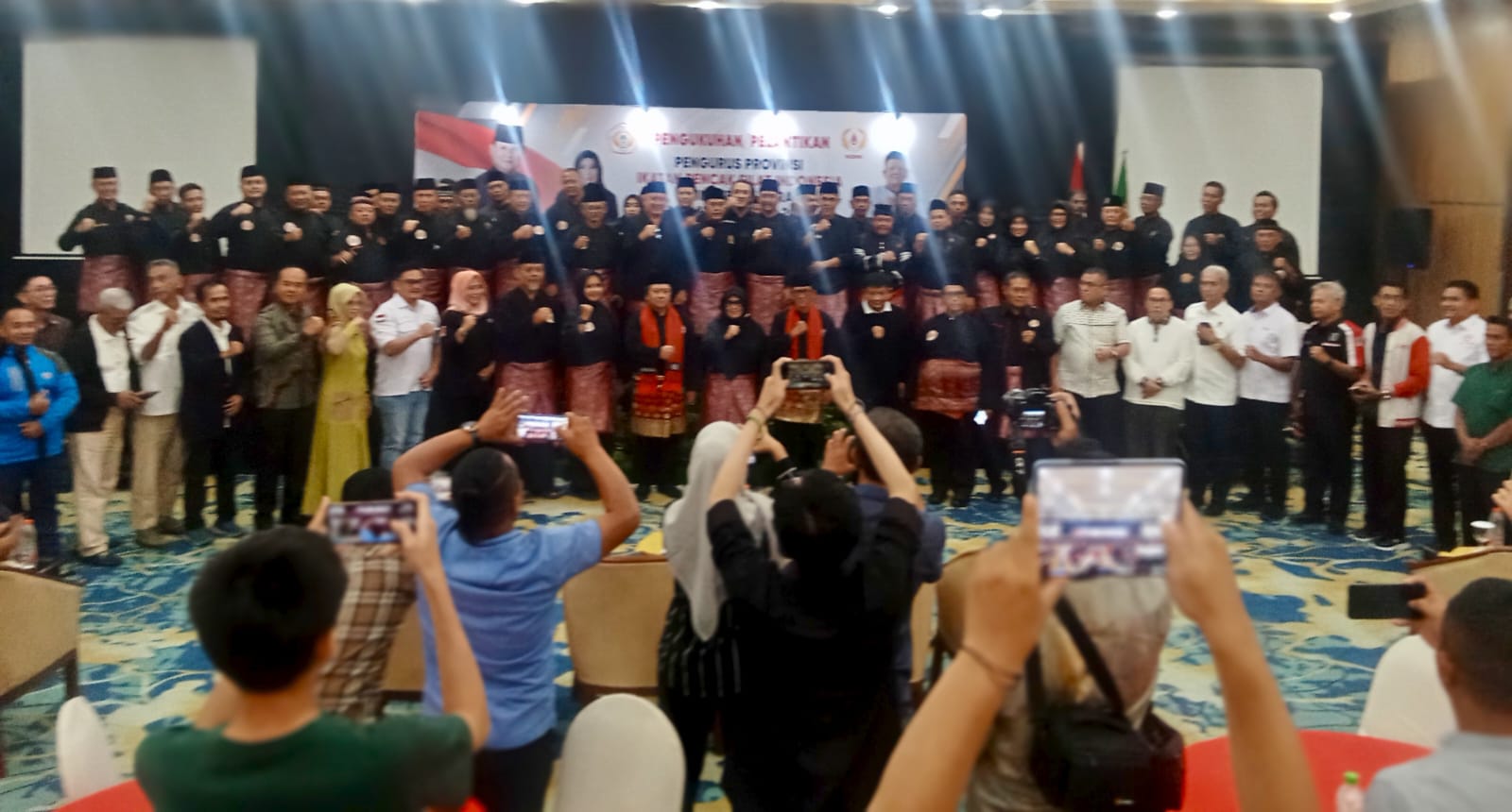 IPSI SUMUT: Laksda TNI Purn Djayeng Tirto Soedarsono SH MH bersama Pengprov IPSI Sumut dan undangan pelantikan di Hotel Grand Inna Medan, Selasa (5/8) malam.