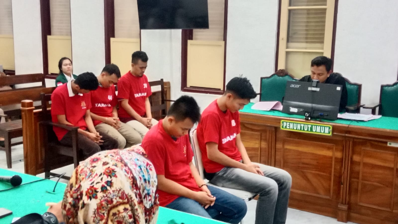 Lima terdakwa kurir ganja, tertunduk menjalani sidang tuntutan di PN Medan, Rabu (6/8).
