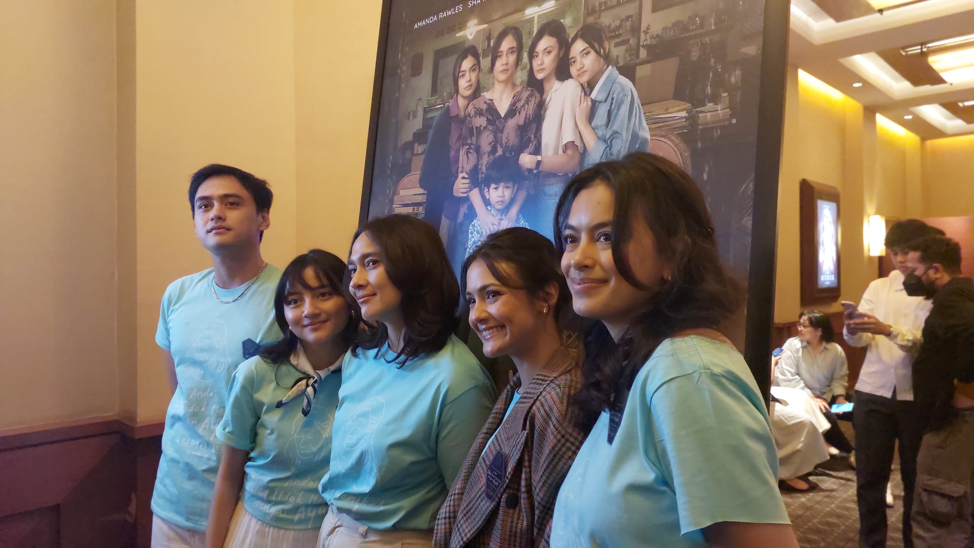 SATU SCREEN: Dari kiri, Indian Akbar,  Nayla Purnama, Sha Ine Febriyanti, Amanda Rawles, dan Eva Celia saat konferensi pers Senin (4/8).