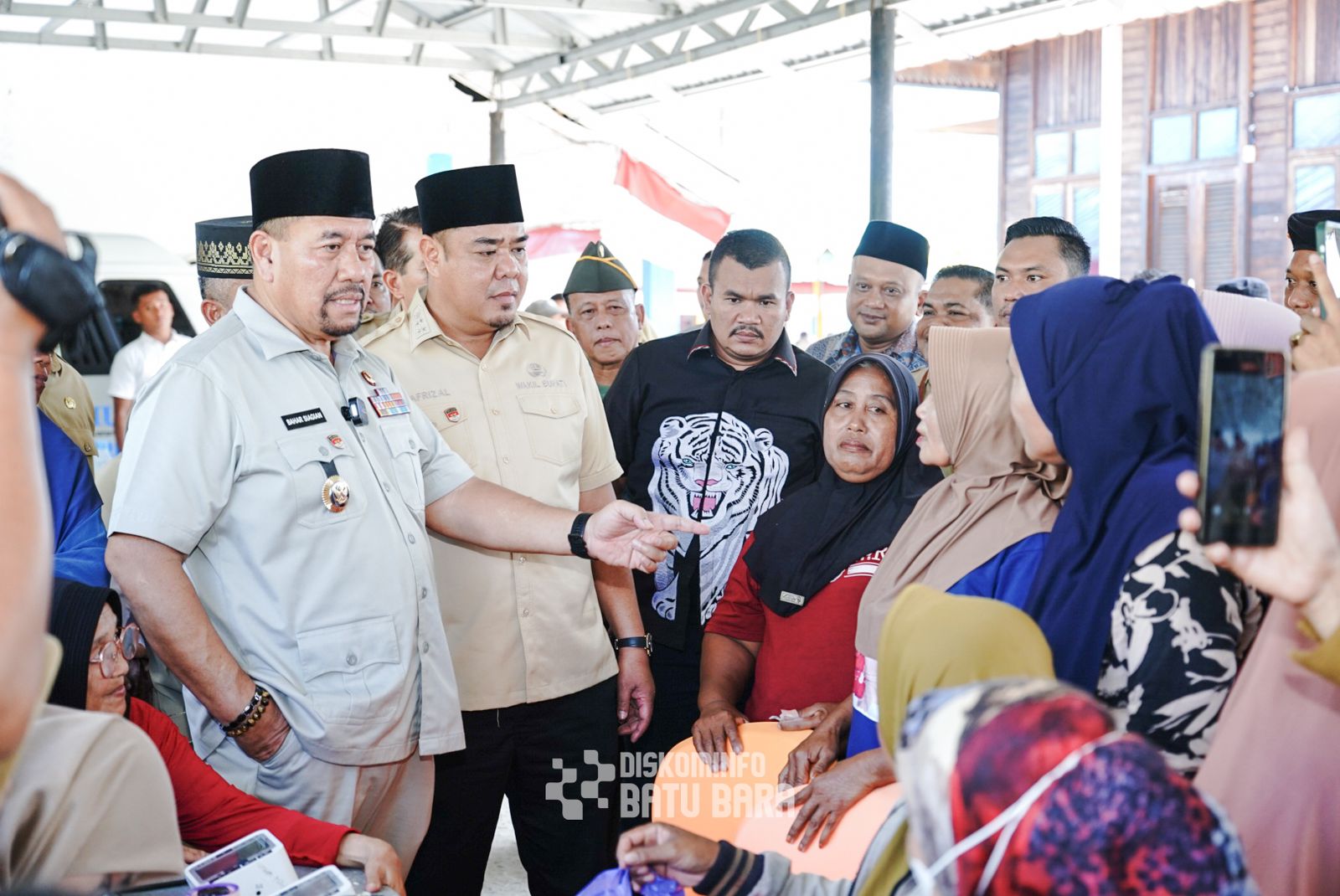 Bupati Batubara  H. Baharuddin Siagian, SH, M.Si bersama Wakil Bupati Syafrizal, SE, M.AP saat menghadiri Program Progam Berlayar di  Camat Talawi, Selasa (05/08/2025).