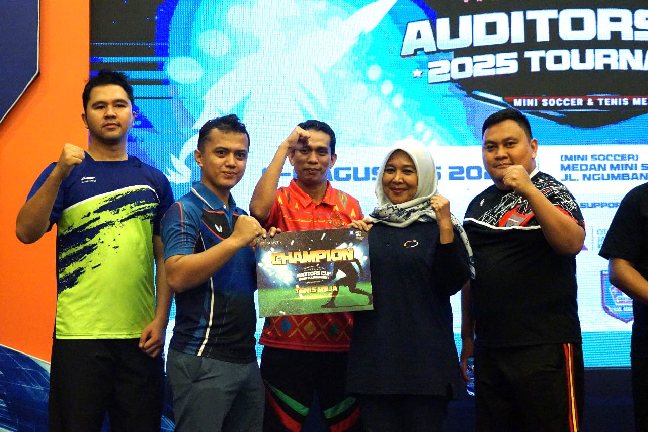 DAMPINGI: Komisaris Independen Bank Sumut Erlina, mendampingi penyerahan piagam penghargaan pada Auditors Cup 2025 Tournament yang digelar Bank Sumut dan diikuti oleh 18 instansi pengawasan di Sumut.