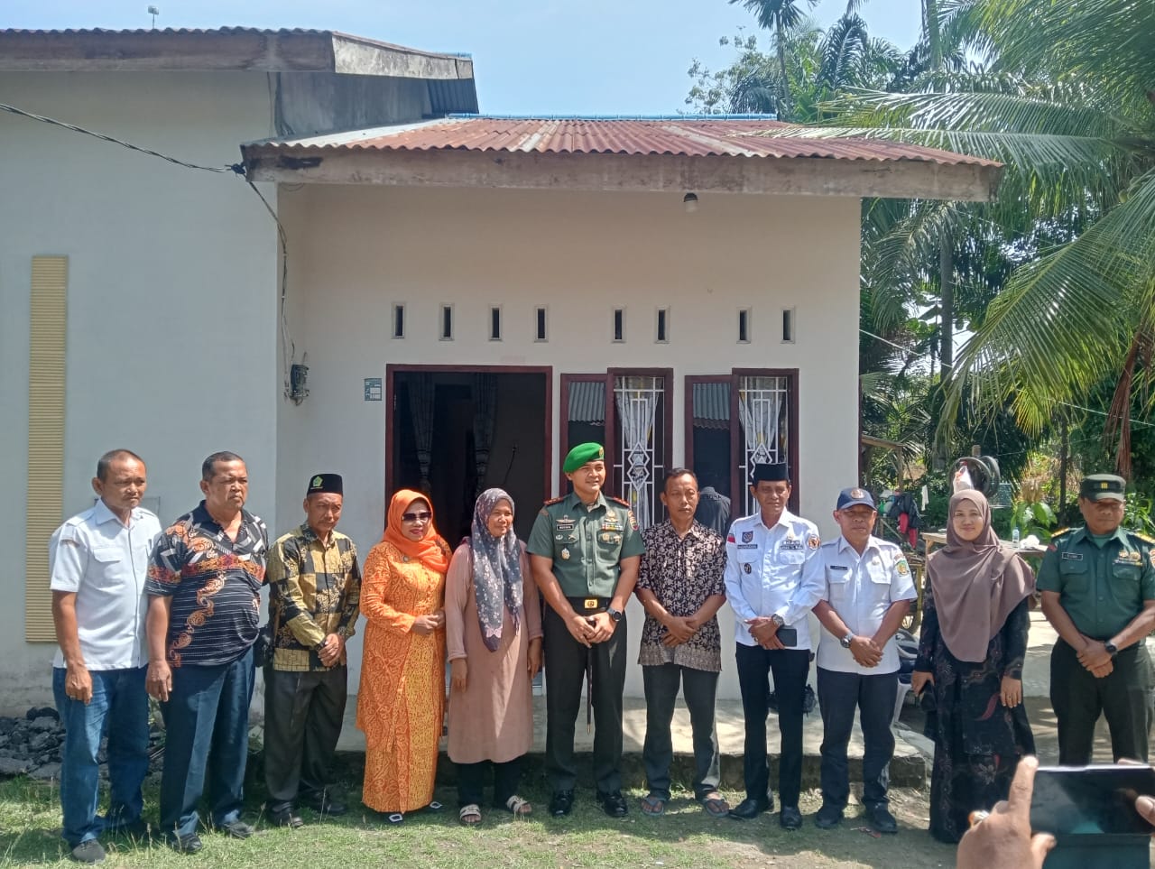 Komandan Kodim 0203/Langkat, Letkol Inf Medwin Sangkakala saat berkunjung ke rumah orang tua Andika Pranata, di Dusun Kesuma, Desa Pematang Tengah, Kecamatan Tanjung Pura, Kabupaten Langkat.