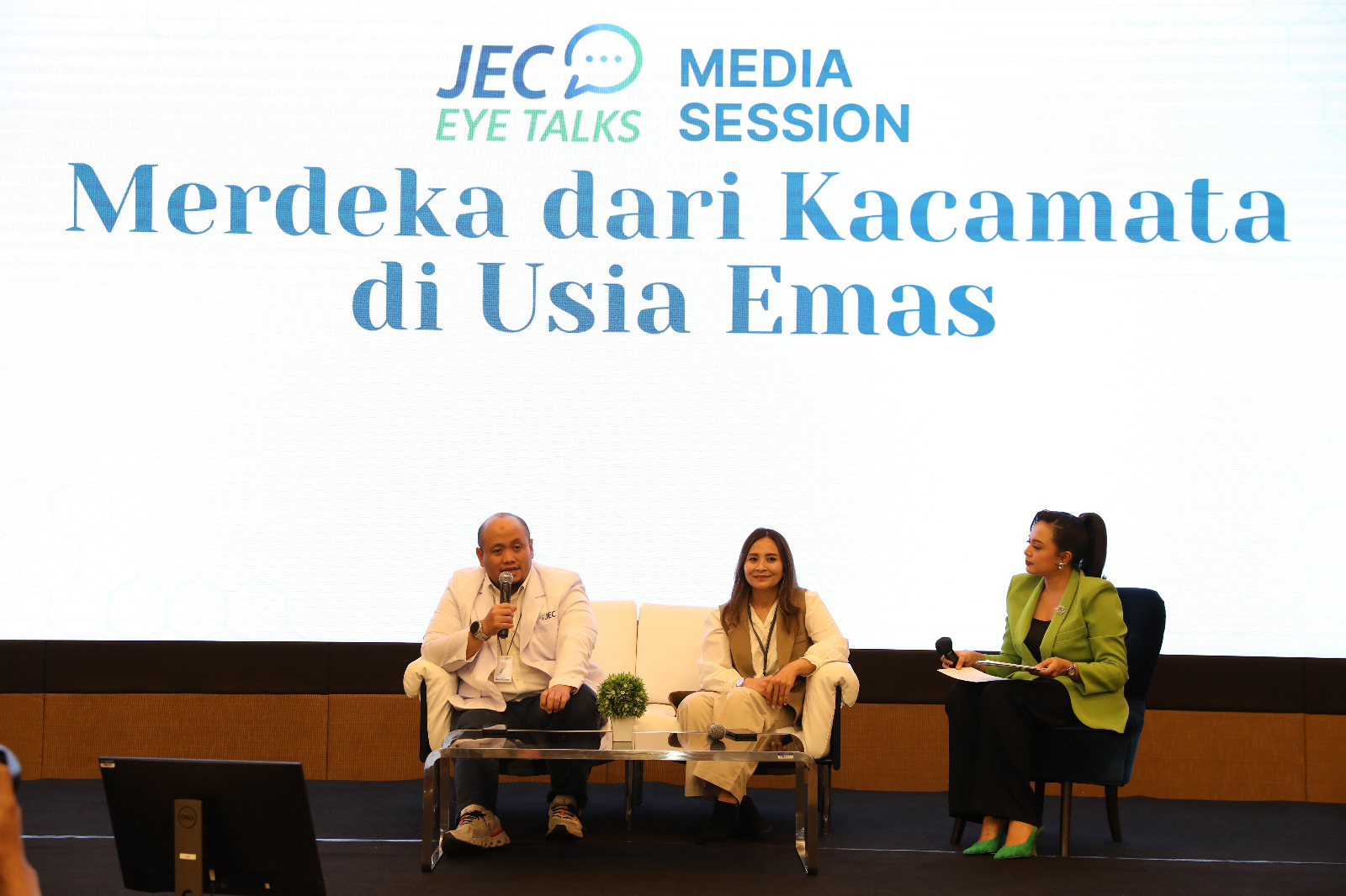 Dr. Nashrul Ihsan, Sp.M(K), Dokter Subspesialis Katarak, Lensa dan Bedah Refraktif JEC Eye Hospitals and Clinics dan Mubadiyah, S.Psi, MM, Kepala  Divisi Marketing and Communication JEC Group sesi JEC