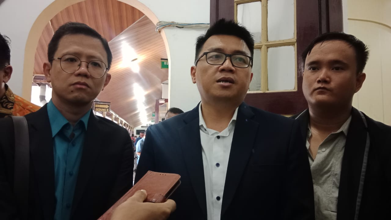 Bobby Christian Halim (tengah) selaku Kuasa hukum penggugat pembatalan eksekusi Jalan Gandhi, Medan, memberikan keterangan terkait ketidakhadiran tergugat di PN Medan, Kamis (7/8/2025).