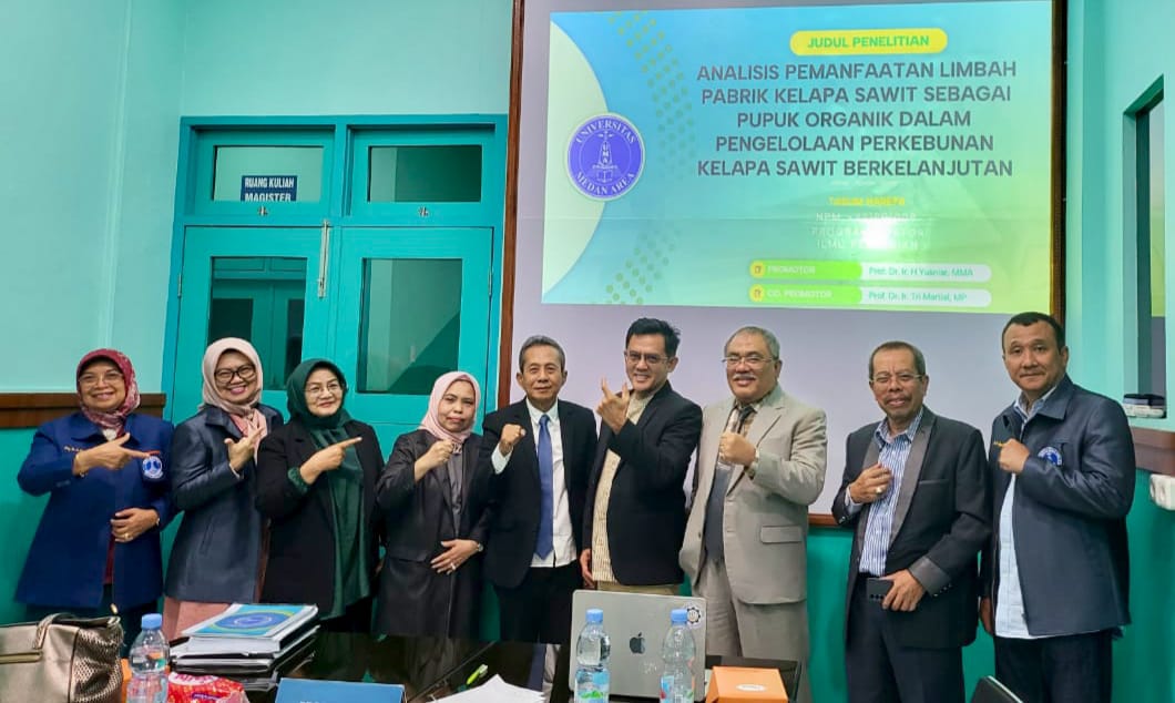 70 TAHUN: Taslim Harefa (tengah) bersama panitia ujian tertutup doktoral dari Universitas Medan Area.