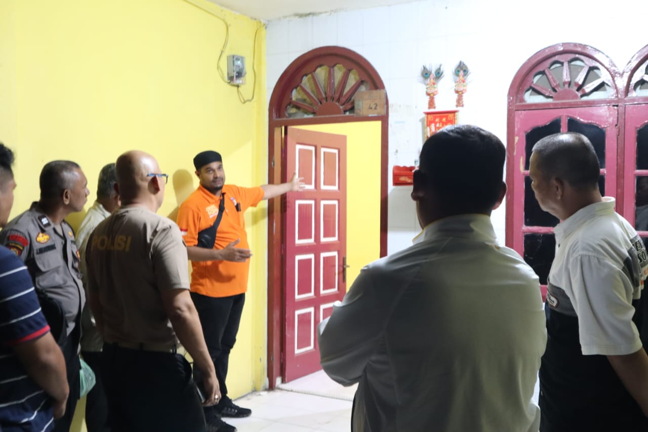 OLAH TKP: Petugas Polres Simalungun melakukan olah TKp di rumah tempat pelajar ditemukan tewas.