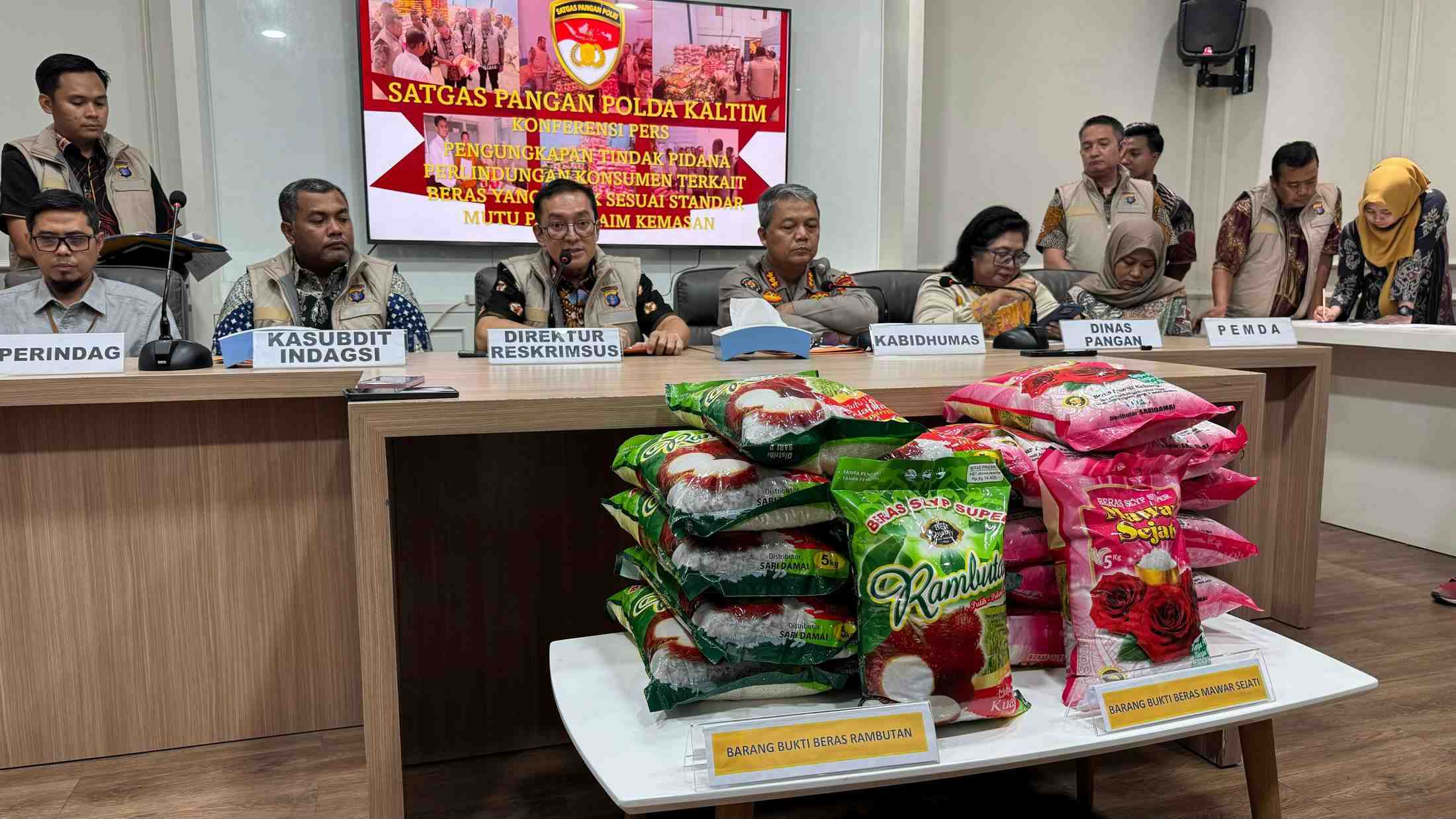 Polda Kaltim mengamankan beras kemasan oplosan, dan diklaim tidak sesuai mutu.
