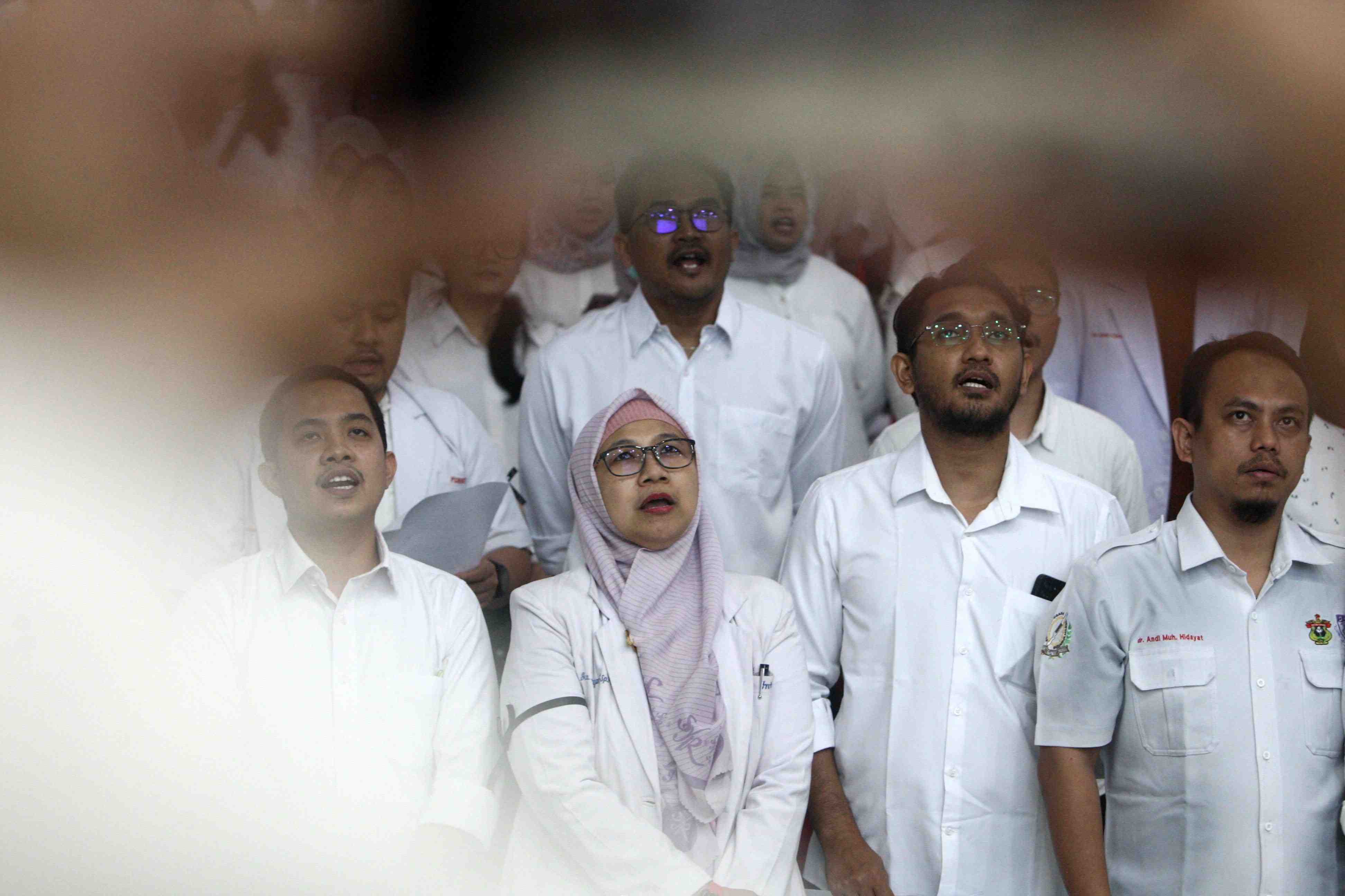 ratusan mahasiswa PPDS UNHAS terkait masalah pendidikan kedokteran dan pelayanan kesehatan di Indonesia.
