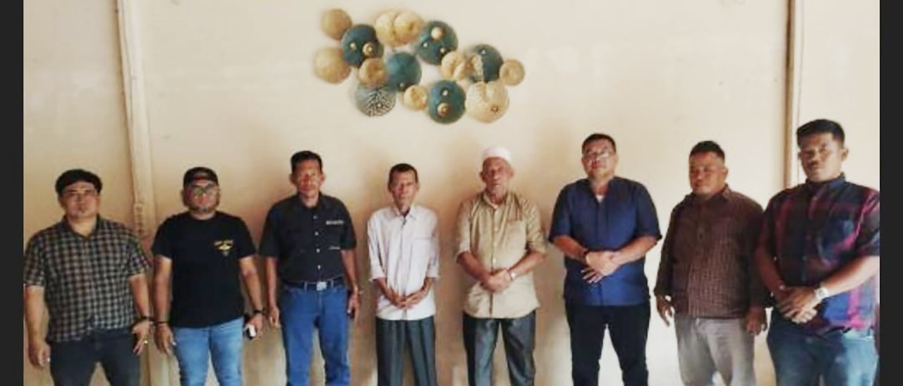 Koordinator Masyarakat Plasma Luat Huristak, Tongku Khalik Hasibuan didampingi Maragunung Harahap bersama anggota plasma menolak kehadiran Koperasi Barumun Agro Nusantara. (istimewa)