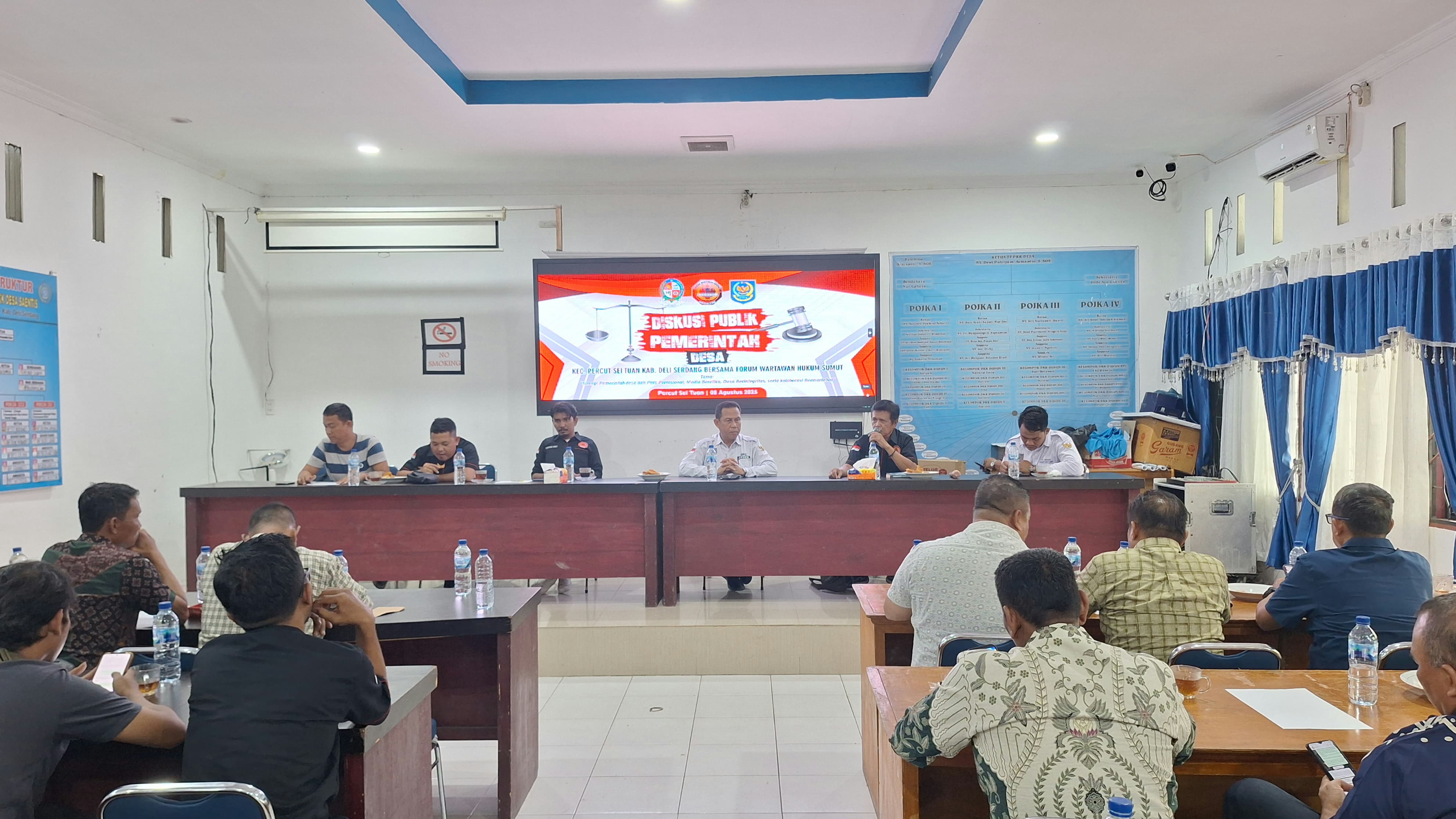 PENGHARGAAN: Ketua APDESI Percut Sei Tuan menyerahkan piagam penghargaan kepada Forwakum Sumut, dalam gelar acara Diskusi Publik, Jumat (8/8/2025). (Dok: istimewa for Sumut Pos)