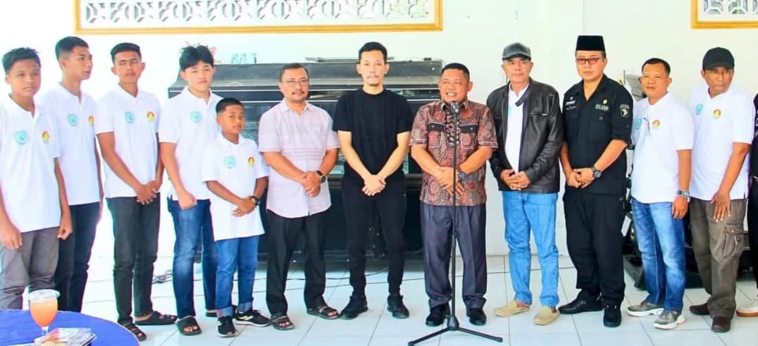 ATLET: Wabup Labuhanbatu melepas 15 atlet catur untuk mengikuti Kejurda tingkat Provinsi Sumatera Utara. (Dok: Fajar/Sumut Pos)