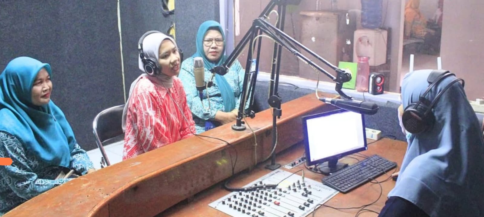 TALKSHOW: dr Astina Eka Sari saat mengisi yalk show upaya melakukan pencegahan kanker serviks sejak dini kepada masyarakat Labuhanbatu. (Dok: Fajar/Sumut Pos)