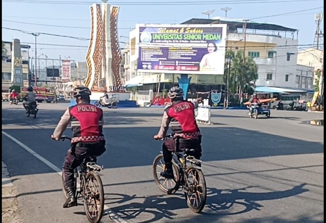 SEPEDA: Patroli Polisi bersepeda ke sejumlah titik rawan kriminalitas dan lokasi keramaian di seputaran Kota Rantauprapat. (Dok: Fajar/Sumut Pos)