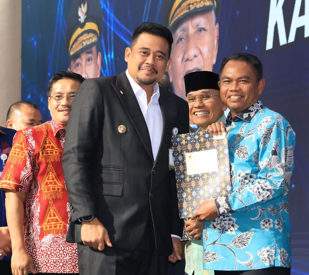 SIMBOLIS: Gubernur Sumut, Boby Afif Nasution saat berikan secara simbolis DBH kepada Bupati Sergai Darma Wijaya. (Dok: Diskominfo Sergai)